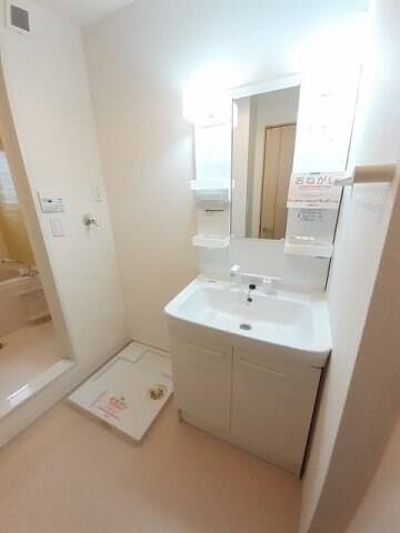 物件内観写真17　(明るい洗面所です)