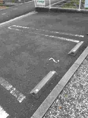 物件外観写真2　(駐車場に車を止められます)