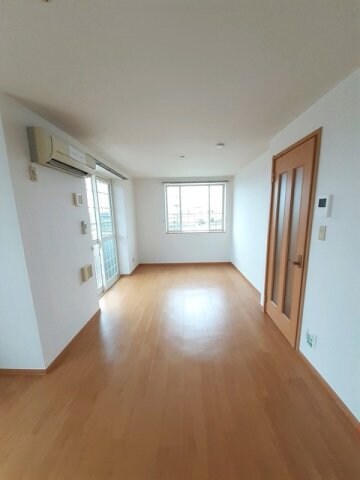 物件内観写真9　(おしゃれな居間です)