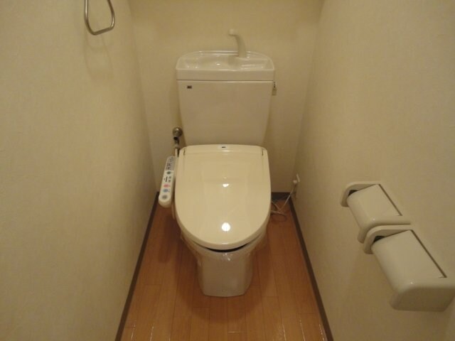 物件内観写真6　(シャワー付トイレ)