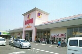 物件外観写真4　(ラ・ムー高松東店まで2170m)