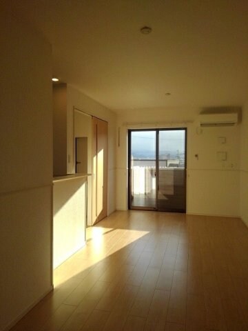 物件内観写真9　(こちらのリビングで趣味の時間をお楽しみください)