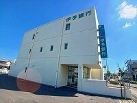 物件外観写真5　(伊予銀行さんまで600m)