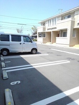 物件外観写真2　(駐車場があるので、車を買う予定の方も安心です)