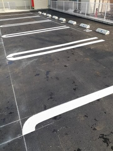 物件外観写真2　(駐車スペースもあります)