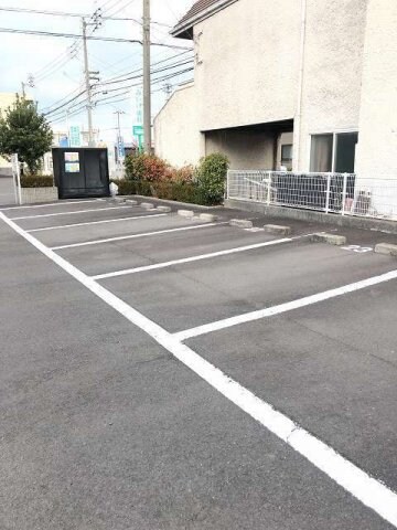 物件外観写真2　(車をお持ちの方に嬉しい駐車場付きの物件です)