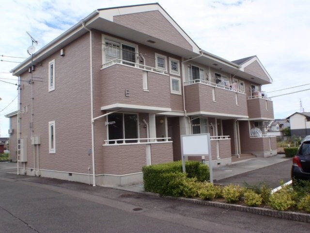 物件外観写真1　(外観は落ち着いています)