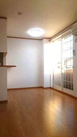 物件内観写真9　(おしゃれな居間です)