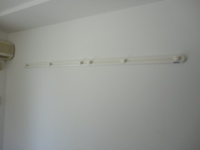 物件内観写真12　(ハンガー掛け)