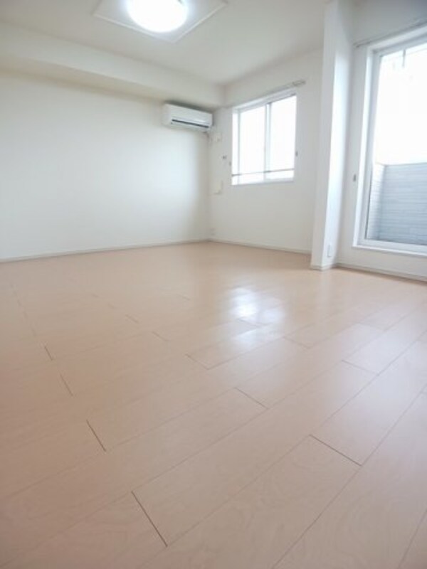 居室(こちらの居間で趣味の時間をお楽しみください)