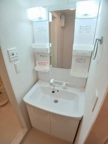 物件内観写真17　(明るい洗面所です)