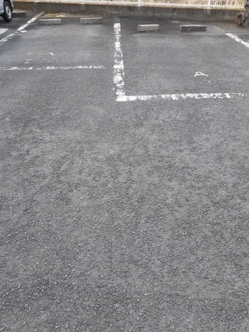 物件外観写真2　(駐車場に車を止められます)