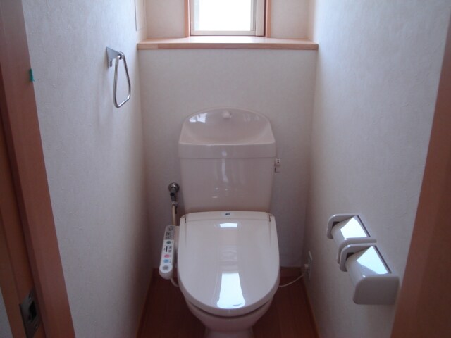 物件内観写真8　(シャワー付トイレ)