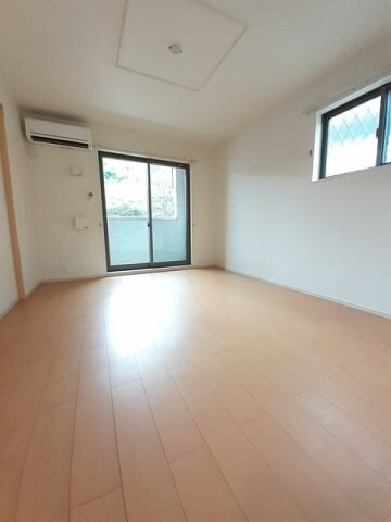 物件内観写真9　(こちらの居間で趣味の時間をお楽しみください)