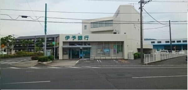 周辺環境(伊予銀行さんまで520m)