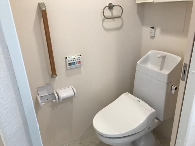 物件内観写真8　(シャワー付トイレ)