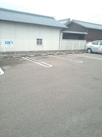 物件外観写真2　(駐車場があるので、車を買う予定の方も安心です)
