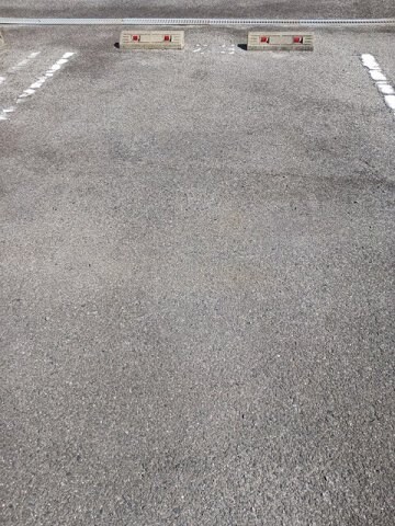 物件外観写真2　(駐車スペースもあります)