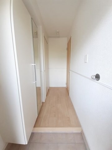 物件内観写真15　(ゆったりとした玄関です)