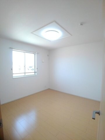 物件内観写真10　(明るい色調の室内です)
