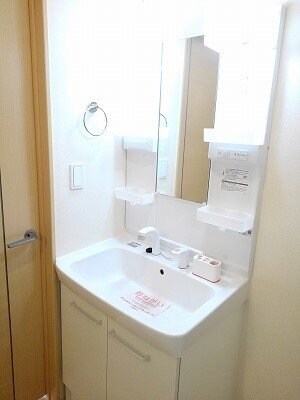 物件内観写真15　(広い洗面スペース)