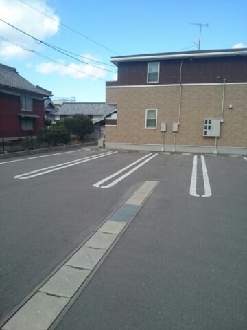 物件外観写真2　(駐車スペースもあります)