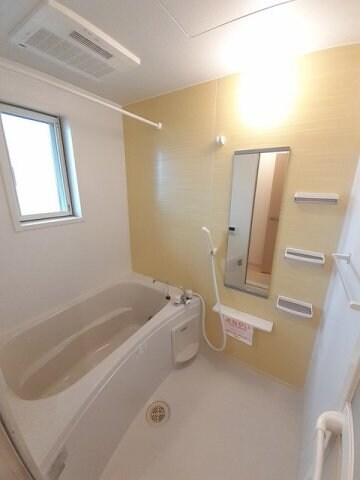 物件内観写真11　(きれいなお風呂です)