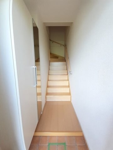 物件内観写真15　(明るい玄関です)