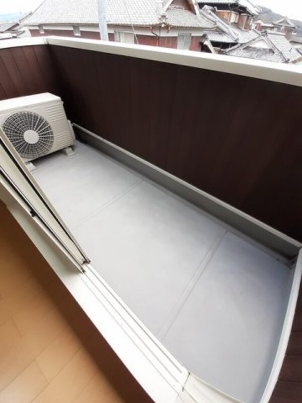 バルコニー(外からの目が気にならないバルコニーで洗濯物が干せます)