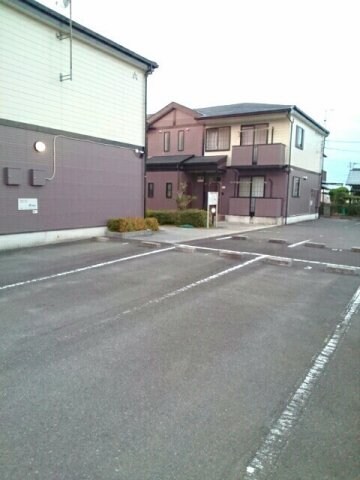 物件外観写真2　(駐車スペースもあります)