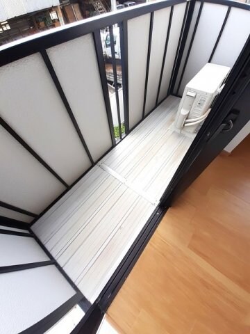 物件内観写真18　(開放的で明るい空間を演出してくれるバルコニーです)