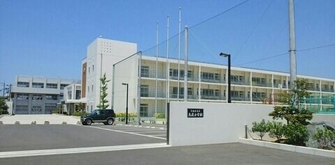 物件外観写真7　(志度小学校さんまで880m)