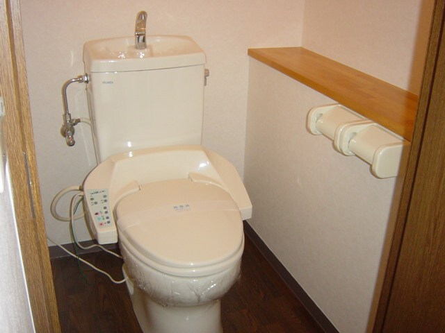 物件内観写真13　(シャワー付きトイレ)