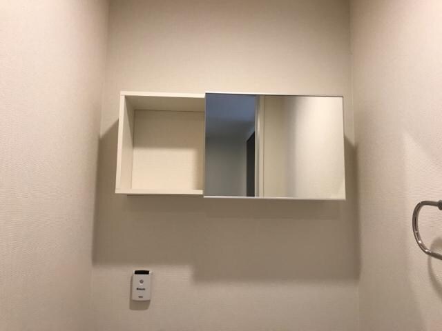 物件内観写真14　(トイレ棚)