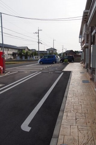 物件外観写真2　(駐車場があるので、車を買う予定の方も安心です)