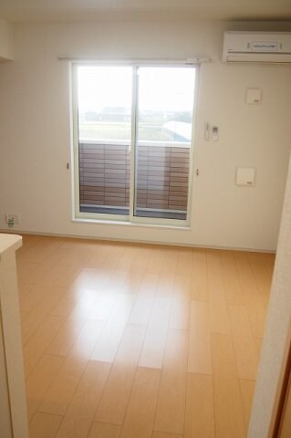 物件内観写真9　(ゆったりとした居間です)