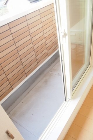 物件内観写真16　(お洗濯にも便利なバルコニー付き)