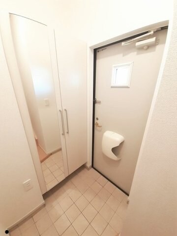 物件内観写真15　(明るい玄関です)