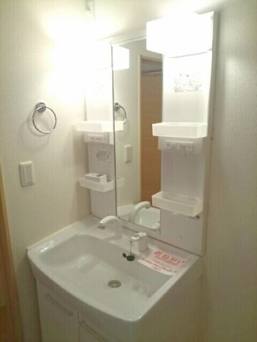 物件内観写真16　(広い洗面スペース)