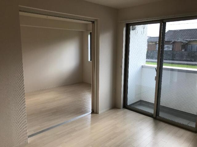 物件内観写真4　(リビング)