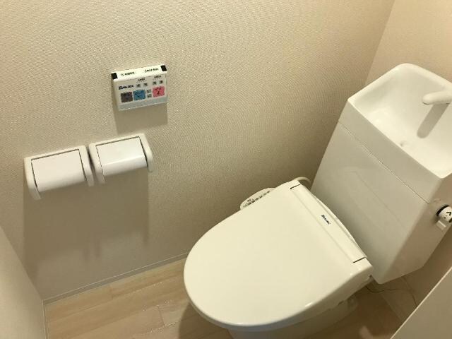 物件内観写真8　(シャワー付トイレ)