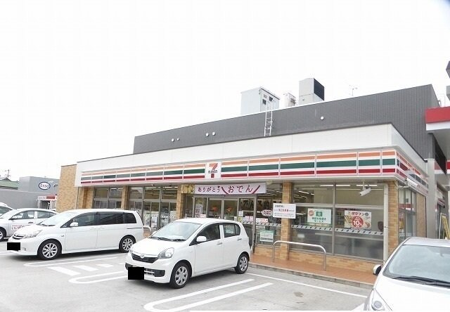物件外観写真3　(セブンイレブン　上福岡町店様まで700m)