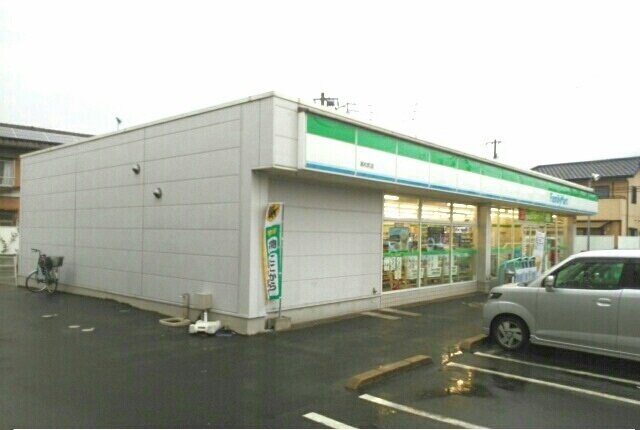物件外観写真5　(ファミリーマート高松町店まで1300m)