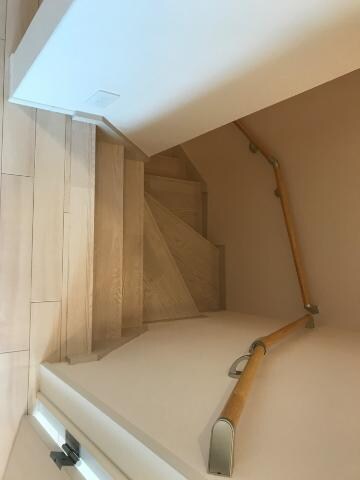物件内観写真12　(室内階段)