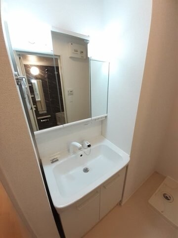 物件内観写真17　(広い洗面スペース)