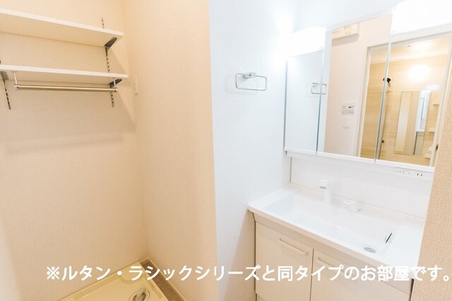 物件内観写真11　(コンパクトで使いやすい洗面所)