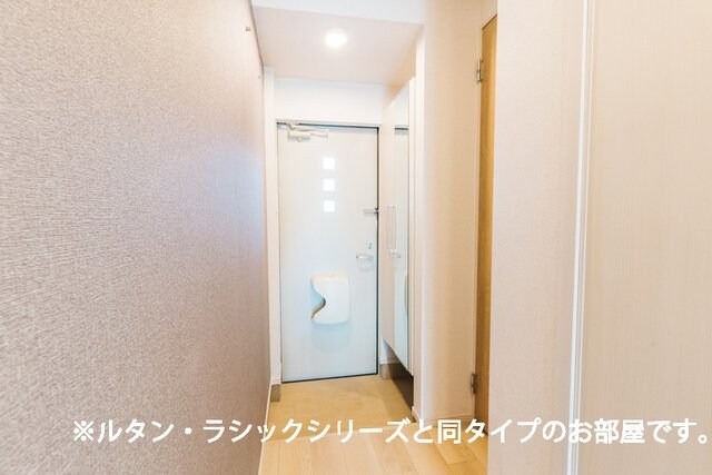 物件内観写真13　(ゆったりとした玄関です)