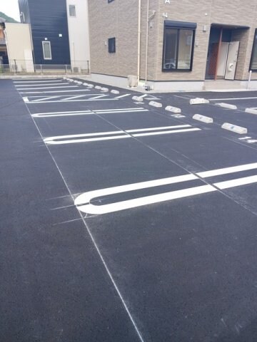 物件外観写真2　(駐車場があるので、車を買う予定の方も安心です)