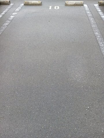 物件外観写真2　(車をお持ちの方に嬉しい駐車場付きの物件です)