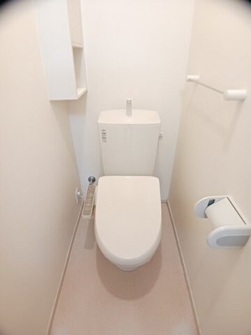 物件内観写真16　(ゆったりとした空間のトイレです)